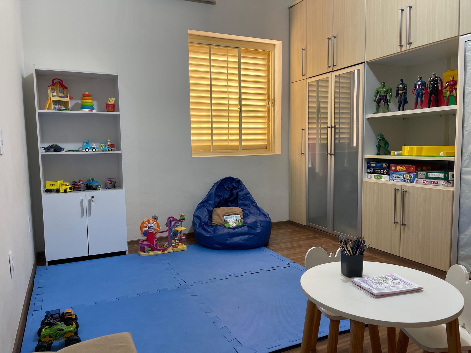 Sala de espera aconchegante com poltronas rosas